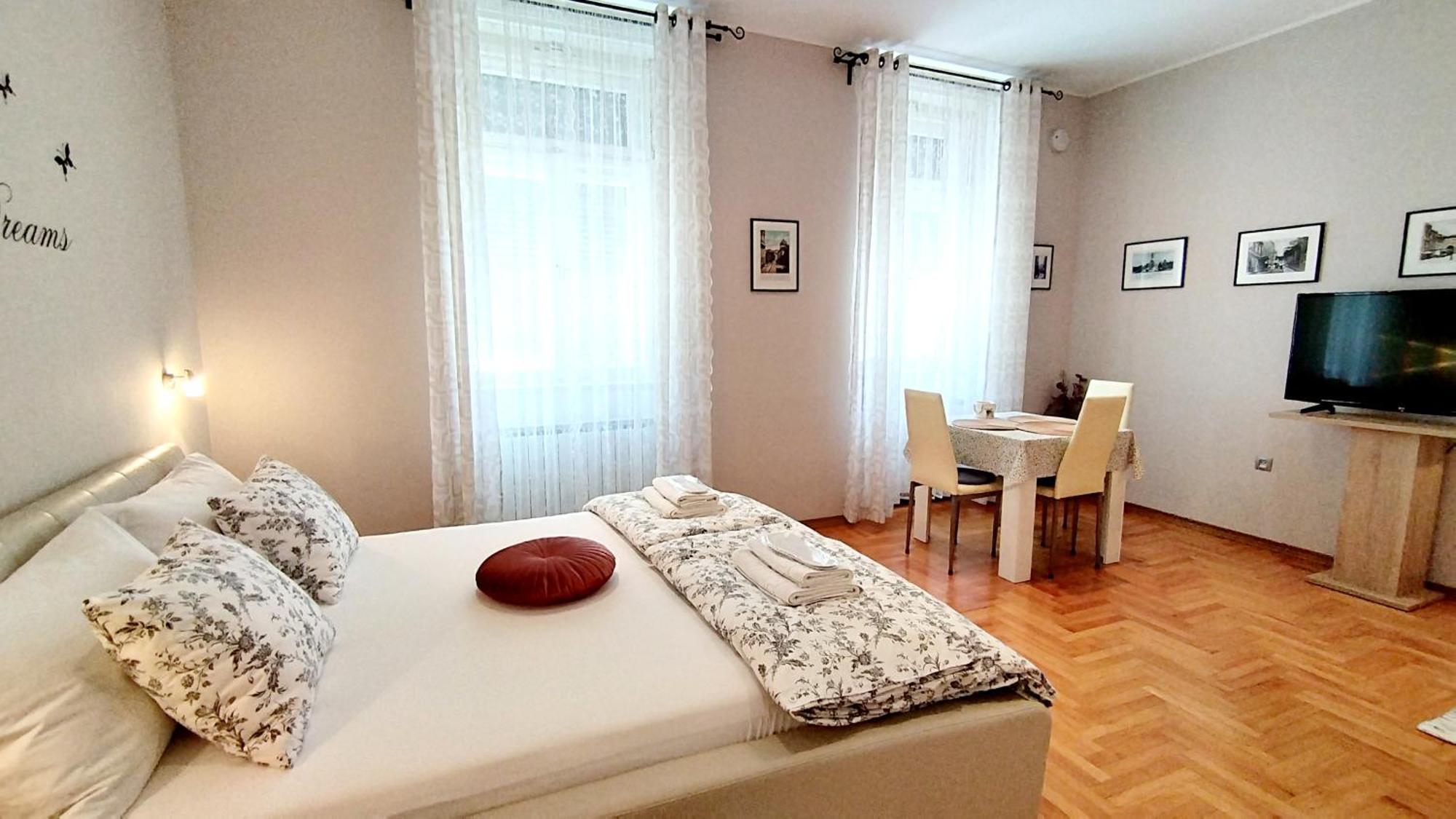 Lavender - City Room With Free Parking Pula Buitenkant foto