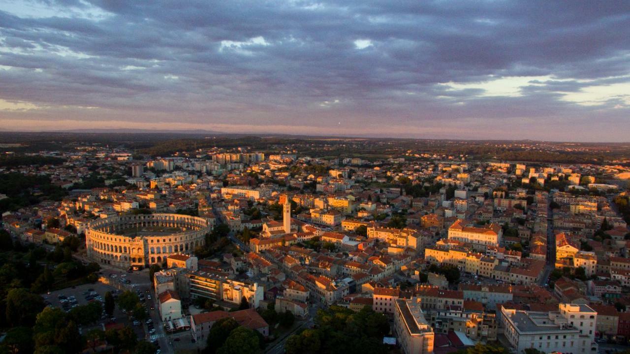 Lavender - City Room With Free Parking Pula Buitenkant foto